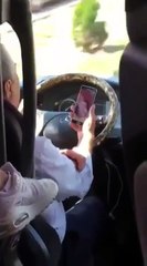 Scandaleux, ce chauffeur de bus turque roule en passant un coup de téléphone en visio