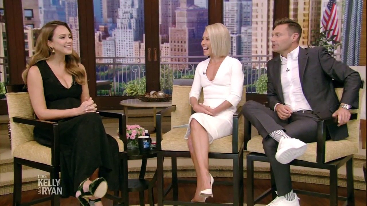 Jessica Alba Hangs out with Bill Clinton and Pierce Brosnan in Hawaii