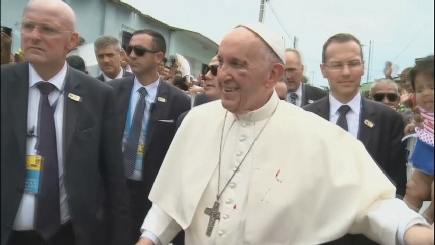 Papa sufre ligero golpe en la cara al intentar saludar a un niño en Cartagena