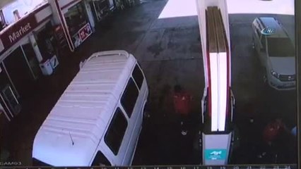 Hızını Alamayan Araç Petrol Ofisine Böyle Daldı