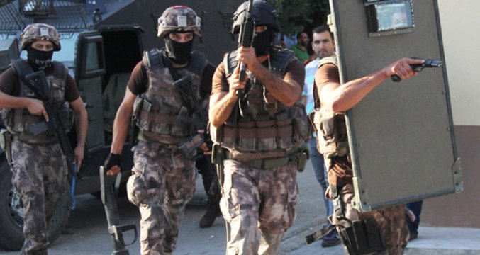 Uyuşturucu Tacirlerini Yakalayan Polise Sokak Ortasında Ateş Açtılar!