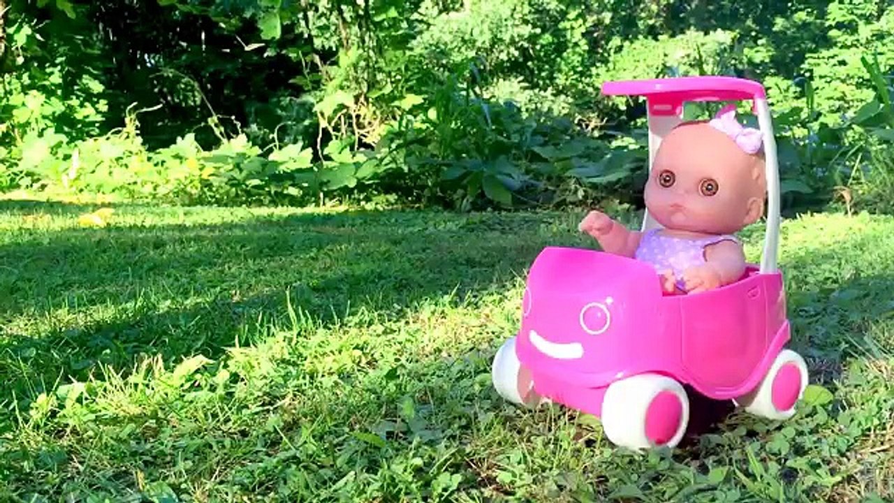 Et voiture pour enfants sur rose puissance balade rouleau étape jouets roues Barbie 2 coaster w supergirl su