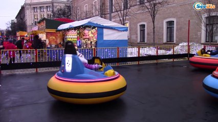 Ярослава Катается на Машинках и Гуляет возле Новогодней Елки на Ярмарке Видео для детей Tiki Taki