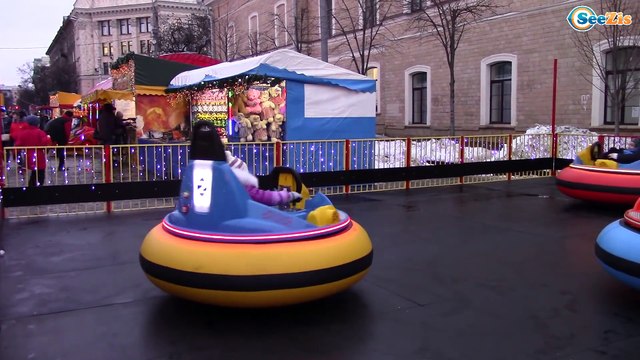 Ярослава Катается на Машинках и Гуляет возле Новогодней Елки на Ярмарке Видео для детей Tiki Taki