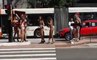 Un automobiliste se fait un peu trop distraire par des femmes en bikini sur le bord de la route (Brésil)