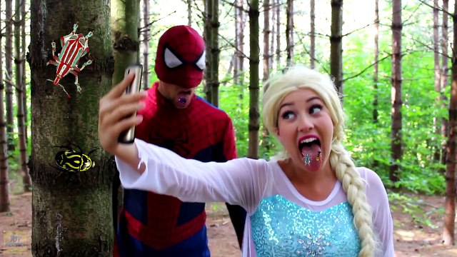 Frozen Elsas GROSS TONGUE!! w/ Spiderman Joker Pink Spidergirl Hulk Ballon Prank! Super
