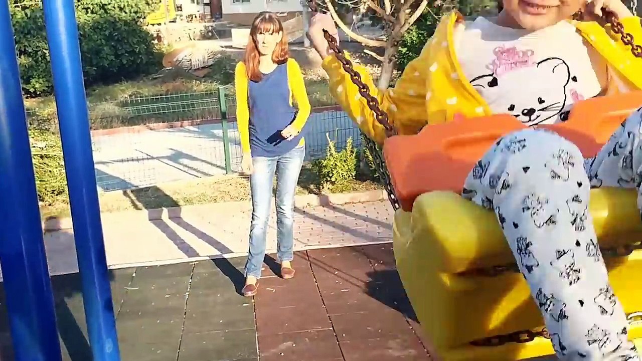 elif anna elsa ve cadı bebekle parkta oynuyor, eğlenceli çocuk videosu