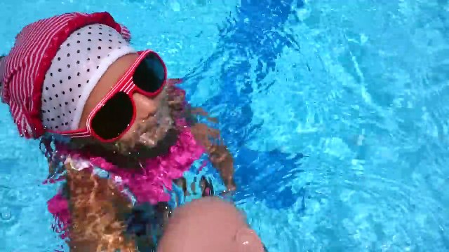 Havuzda Elif ve aliş yüzüyorlar..atlama yarışması yapıyorlar acaba kim daha iyi yüzüyor ::))