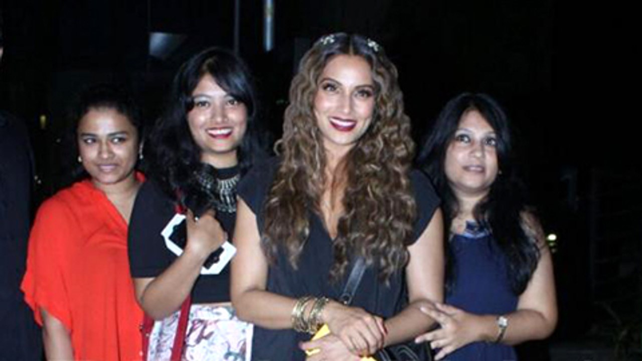 Bipasha Basu's FUN Night Out With Sisters | Spotted