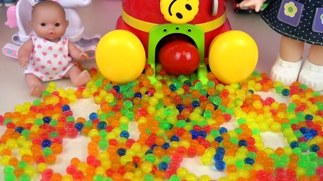 Baby doll and Orbeez Surprise eggs candy machine and drink machine toys play