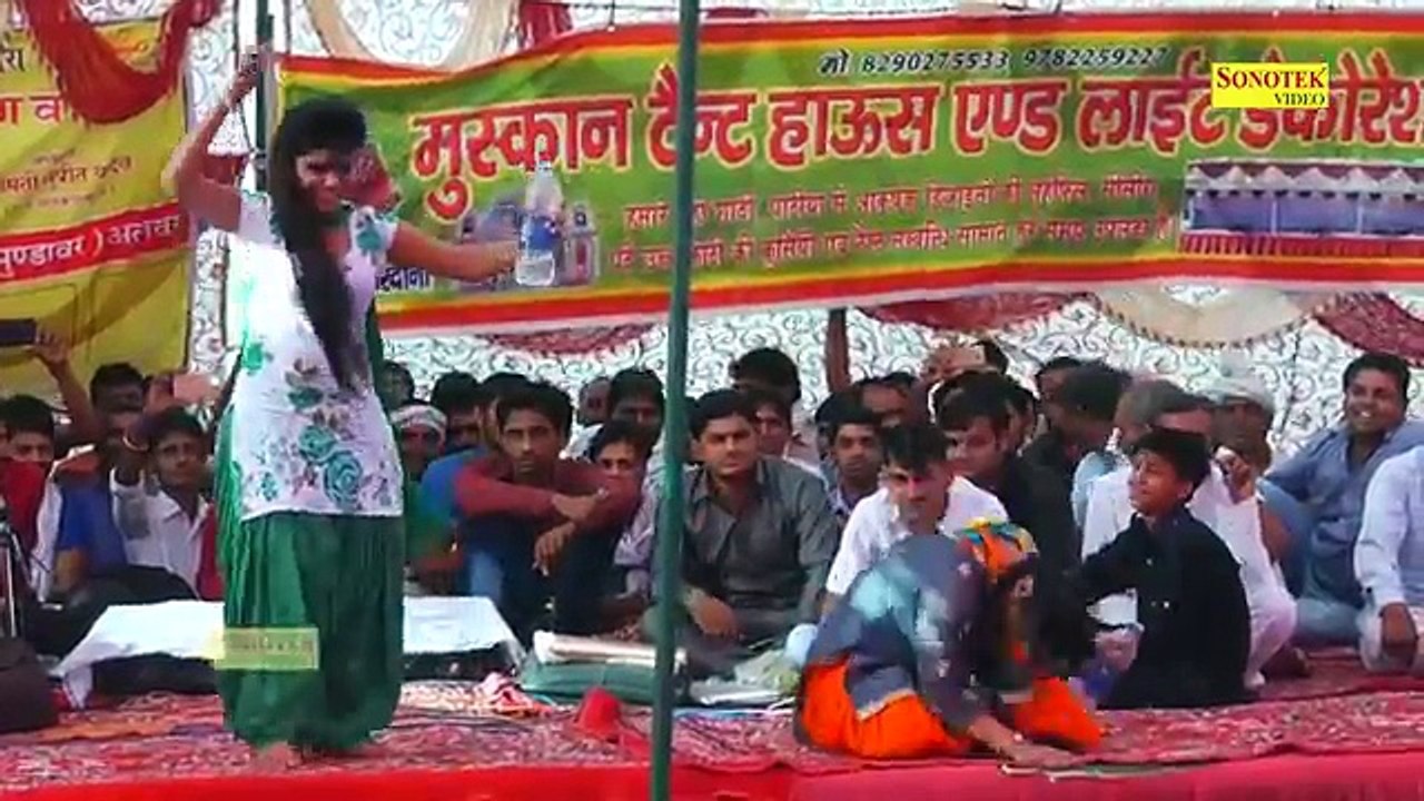 2017 का नया वीडियो वायरल इस छिछोरे की गन्दी हरकत पैसे के बहाने सूट में हाथ डाल दिया || New Hit 2017