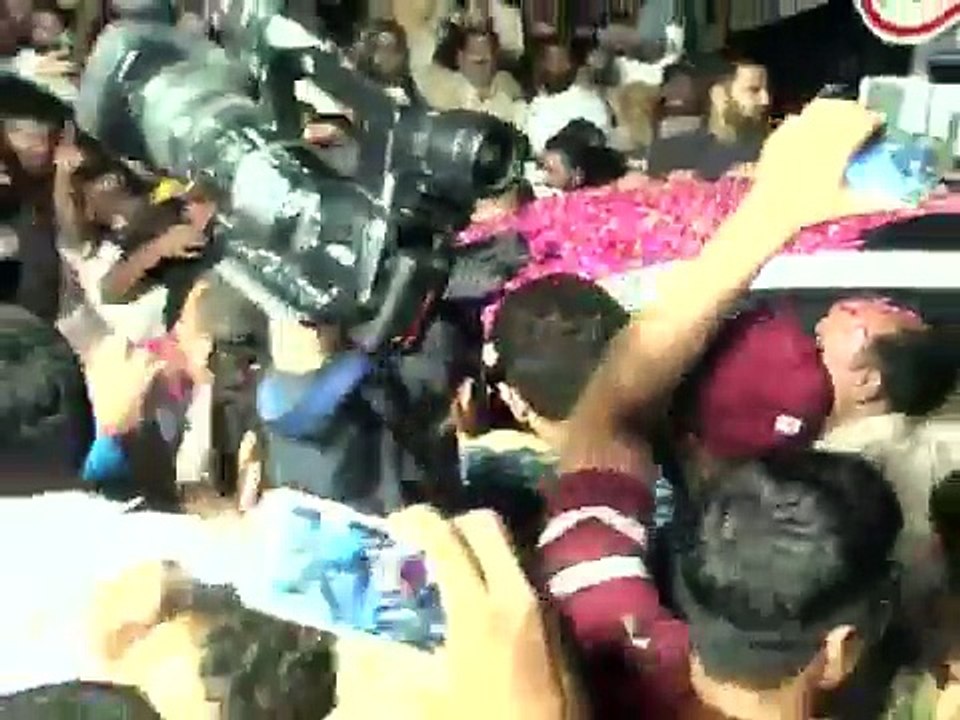 Mariyam Nawaz Ko Dekhtay He " Gali Gali Main Shor Hai, Sara Tabbar Chor Hai" Ke Naray