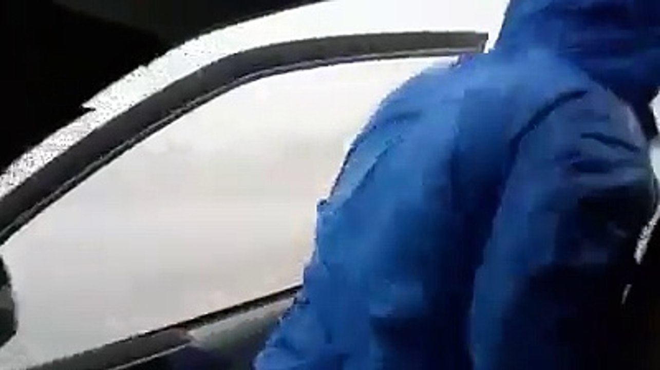 Un loco desafía el viento del huracán irma