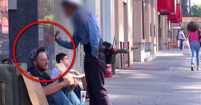 Kada ga je policajka udarila, beskućnik je ostao miran. Ali, obratite pažnju šta je dječak u pozadini uradio