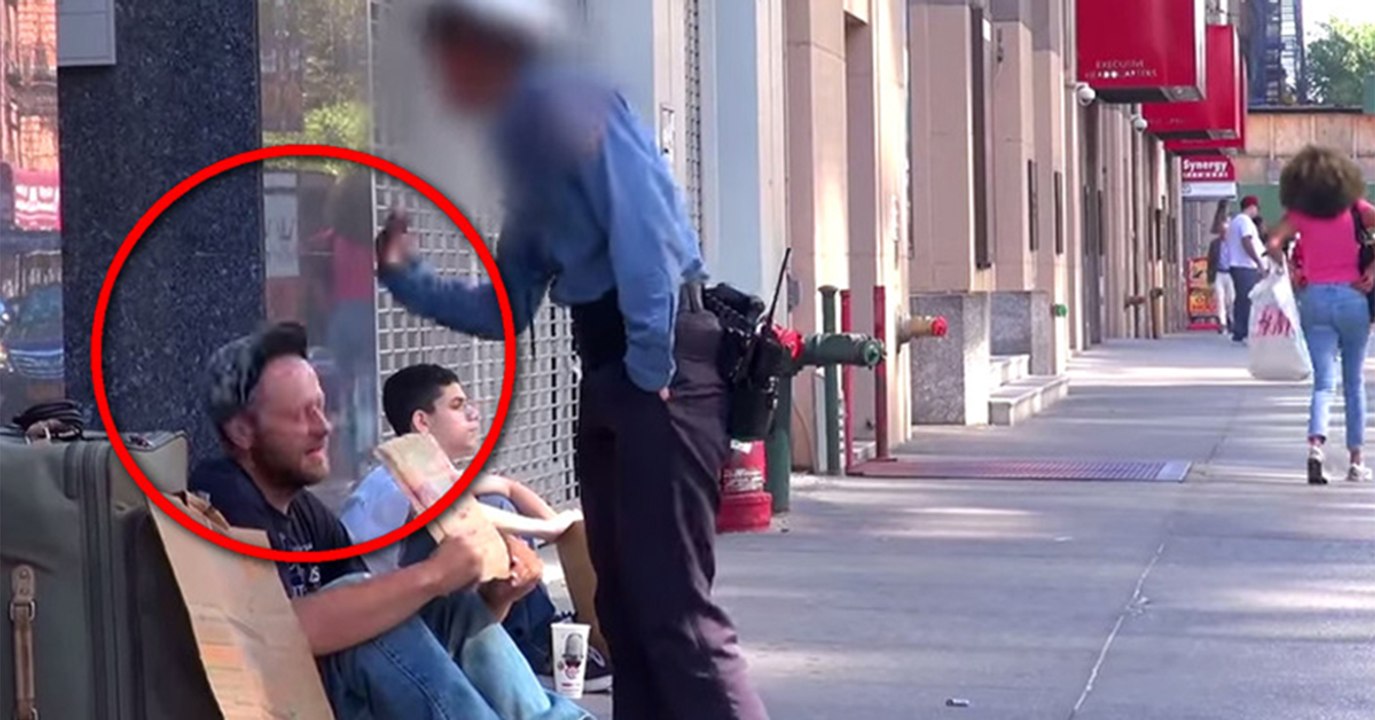 Kada ga je policajka udarila, beskućnik je ostao miran. Ali, obratite pažnju šta je dječak u pozadini uradio