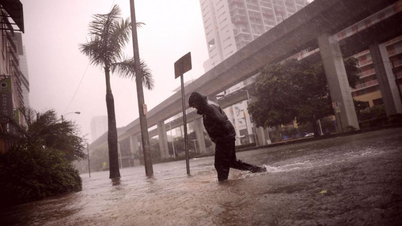 Irma wütet über Florida; beide Küsten betroffen