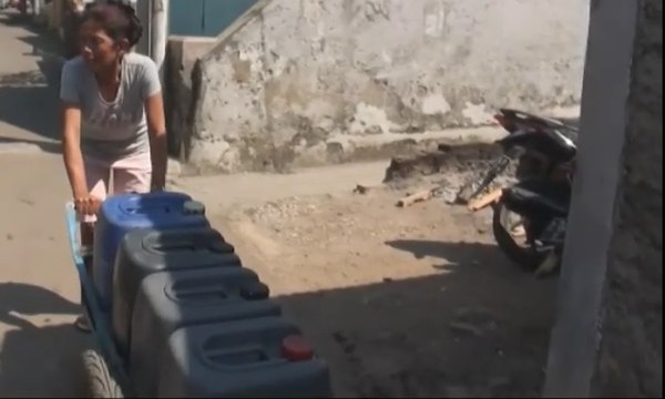 Demi Air Bersih, Ibu Ini Dorong Gerobak Sejauh 2 Kilometer