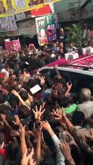 Maryam Nawaz Ki Rally Main Noton Ki Baarish - Logon Ki Barri Tadaad Note Akthay Karne Ke Liye Jama
