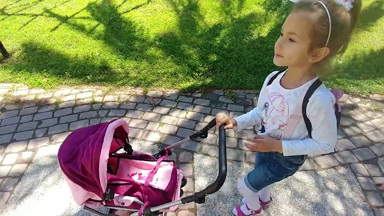 Oyuncak araba ile parkta gezinti,  eğlenceli çocuk videosu