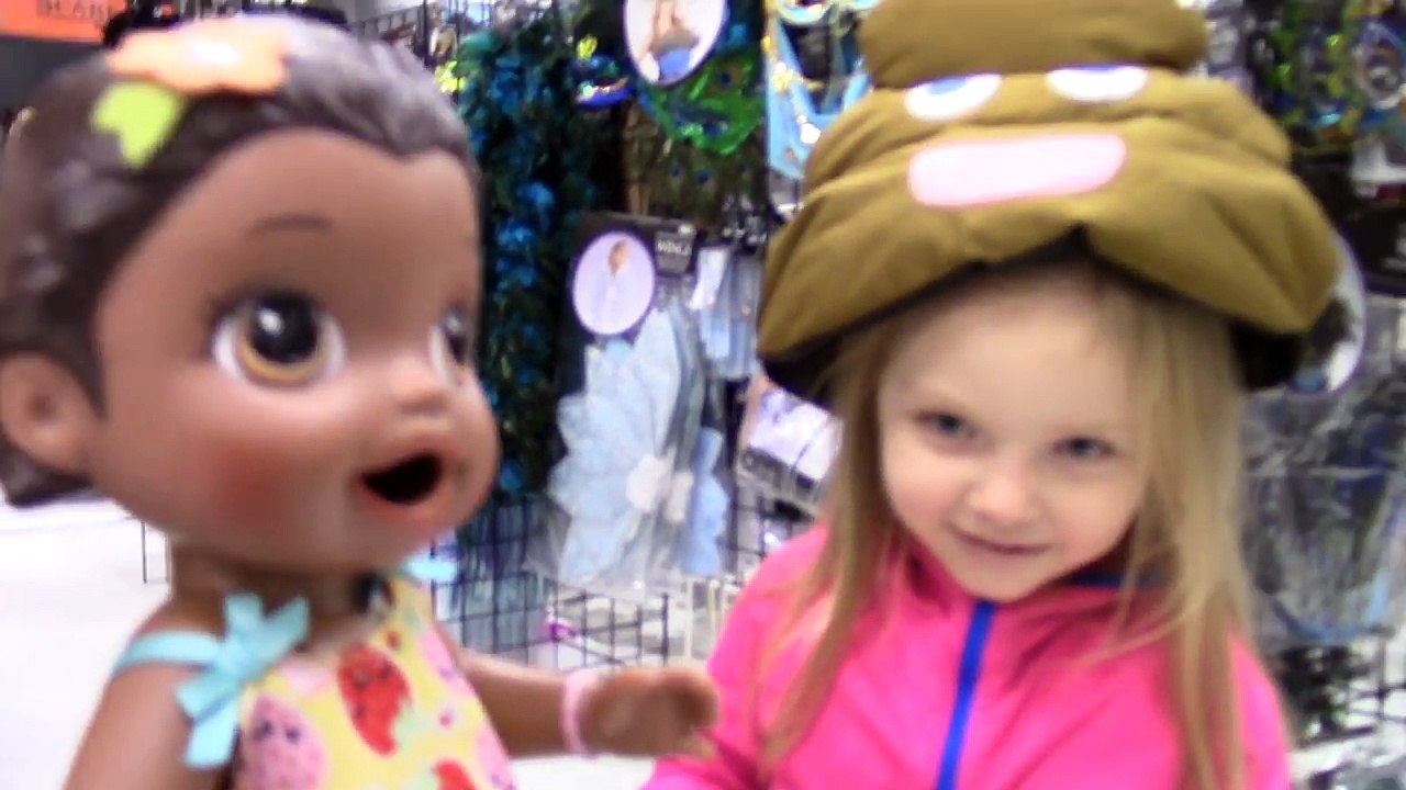 BABY ALIVE goes on a HALLOWEEN CITY tour! The Lilly and Mommy Show! Halloween store. Toy Play