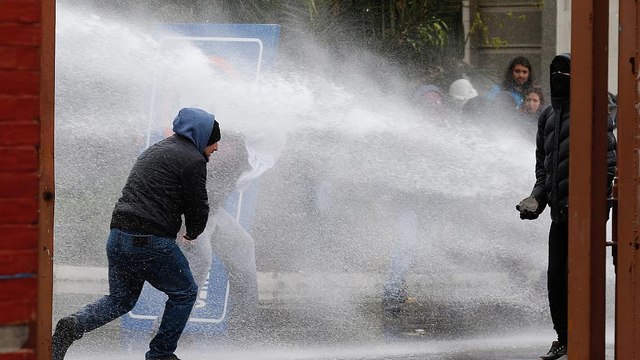 Chile clashes: violence breaks out during protest to mark coup anniversary