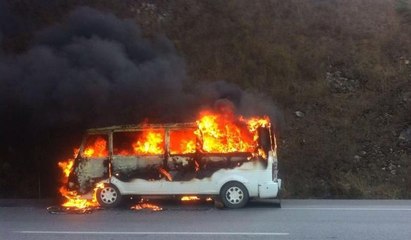 Seyir halindeki minibüs böyle alev topuna döndü