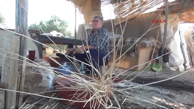 Çanakkale Plaj Şemsiyesi Örerek Geçimini Sağlıyor