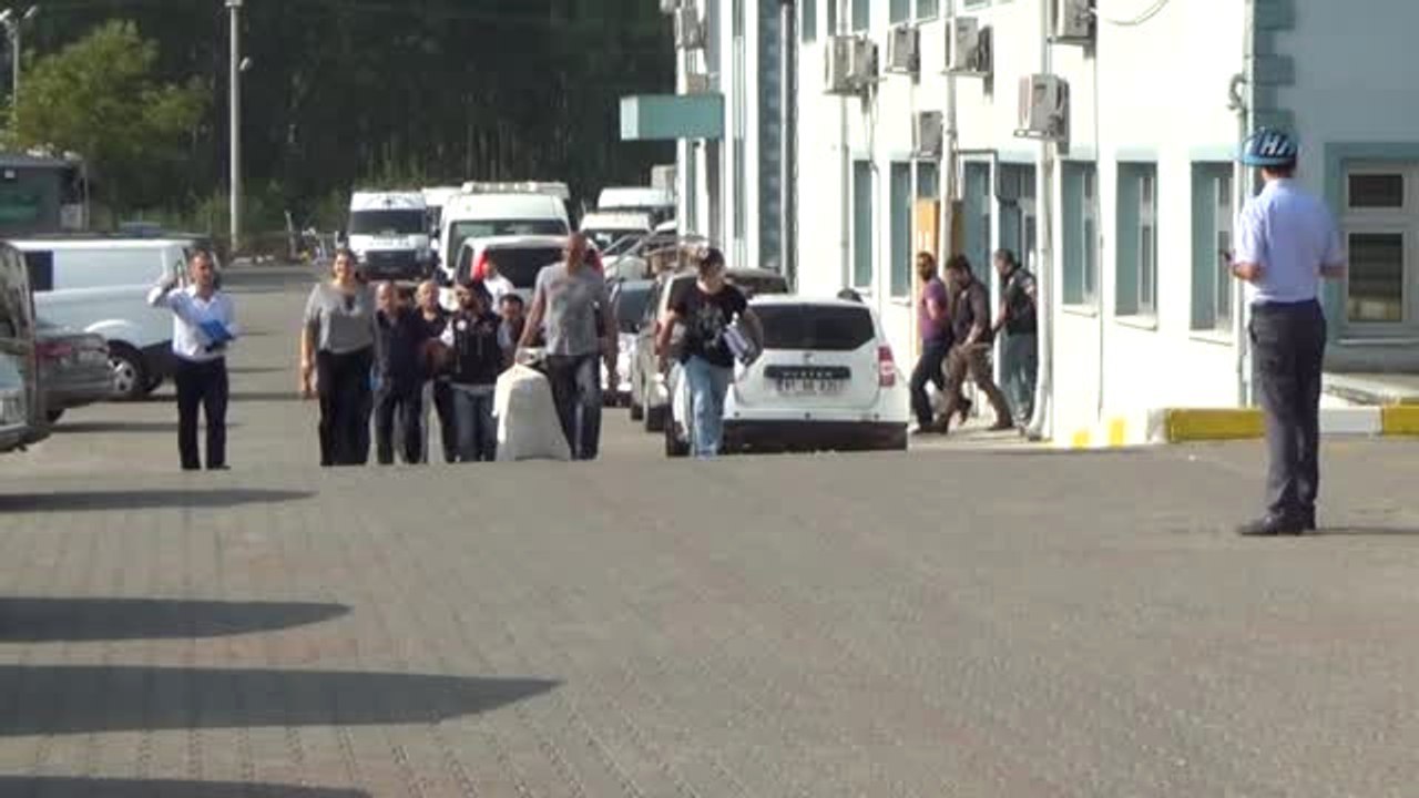 Çalıştıkları Fabrikadan Uyuşturucu Yapımında Kullanılan Maddeyi Çalarken Yakalandılar