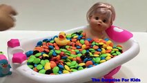 Apprendre les couleurs bébé poupée bain temps des œufs pour enfants enfants les tout-petits