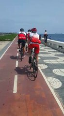 Circulando por el carril bici de la Avda maritima de Las Palmas