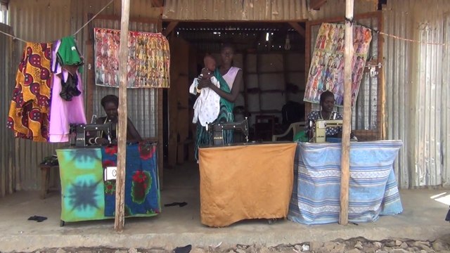 Des diplômées en couture dans leur échoppe