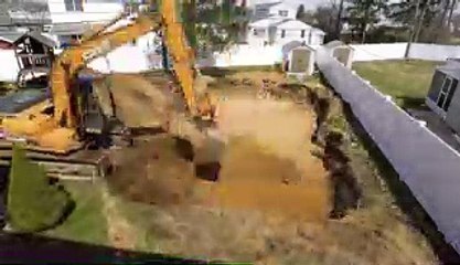 Hypnotisant la construction d'une piscine dans un jardin en