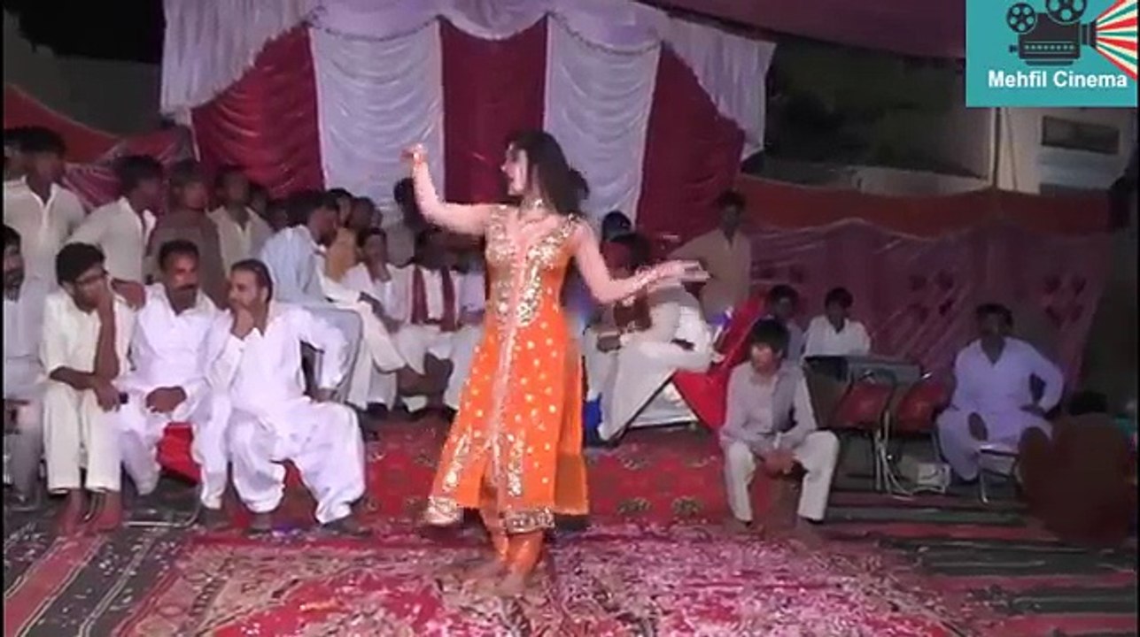 Beautifull girl very hot mujra dance