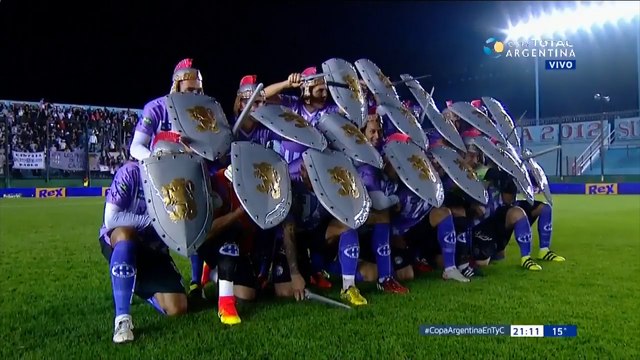 Zagueiro de time 'gladiador' faz fila em cima da linha do gol na Argentina; veja