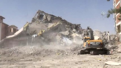 Hastane Bahçesindeki Binalar Yıkıldı