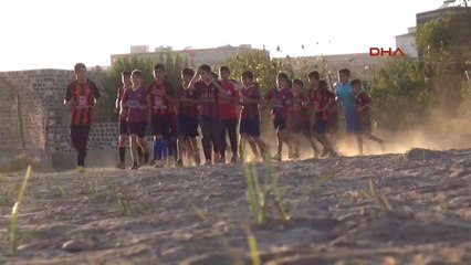 Şırnak İdilli Çocukların Dikenli Toprak Saha İsyanı