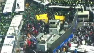박사모 폭력 시위 영상 경찰 버스로 차벽 밀어내 버스 위 스피커가 낙하해 사망 사건 발생