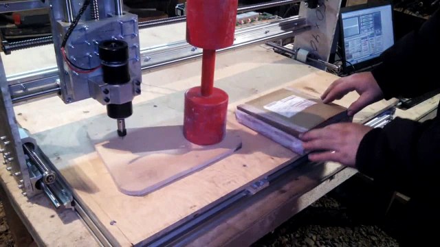 Пробный запуск фрезерного станка ЧПУ