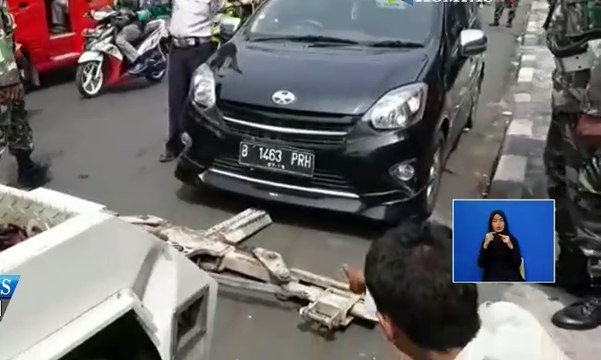 Parkir Sembarangan, Mobil Artis Revi Mariska Diderek Petugas