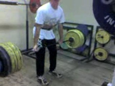 Athlé muscu 140kg soulevé de terre