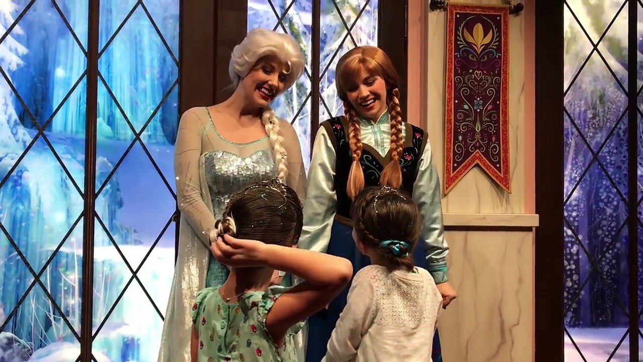 Twins meet Real Life Frozen Elsa & Anna!! Capri & Isabel at Disneyland | Twin Family Fun Vlogs
