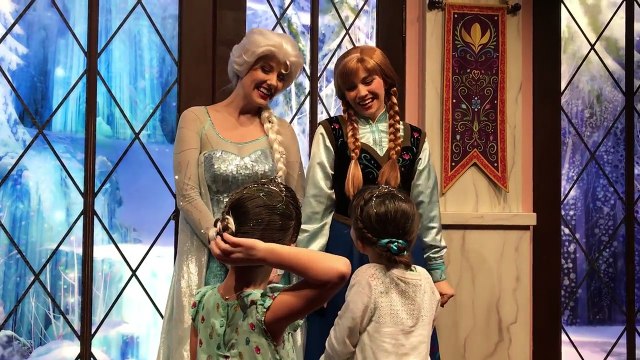 Twins meet Real Life Frozen Elsa & Anna!! Capri & Isabel at Disneyland | Twin Family Fun Vlogs