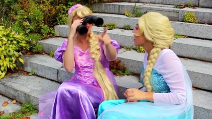 Frozen Elsa Binocular Surprise! w/ Spiderman Maleficent Joker Anna Bubble Gum! Superhero F
