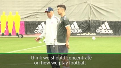 Neuer not troubled by under-fire Lewandowski