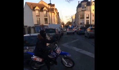 Course poursuite entre une moto de cross et une voiture de police à Tremblay.