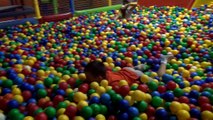 Indoor playground Fun for kids ,Ball Pit Fun , Fikolandia Plac zabaw dla Dzieci ,Zabawa w kulkach.
