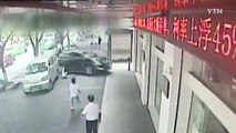 페달 착각한 운전자, 주차 도중 '은행 박살' / YTN