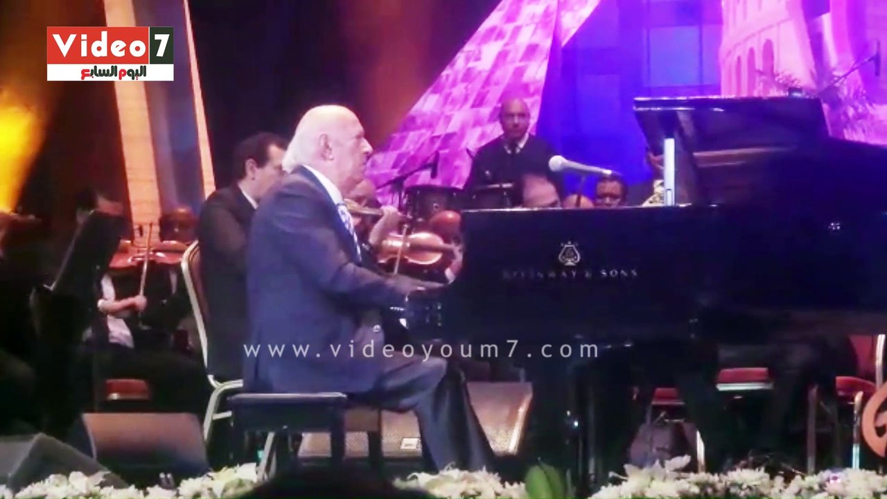 عمر خيرت يتألق فى حفل تخرج جامعة المستقبل