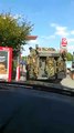 Des militaires se rendent au Quick avec un tank en Belgique