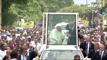 Le pape François se cogne la tête contre la papamobile